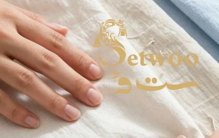 نمای کلوزآپ از بافت پارچه لینن سفید برای لباس تابستانی